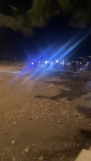 דחוף: אנשים מתמודדים עם מתקפה של מתנחלים על בתי משפחת "אבו פאזה", מזרחית לעיירה אל-טייבה, מזרחית לרמאללה.