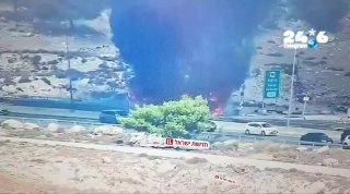 🇮🇱 נהגים שימו לב: צפויים פקקים כבדים בכביש 1 ממעלה אדומים לכיוון ירושלים עקב אוטובוס שעלה באש.