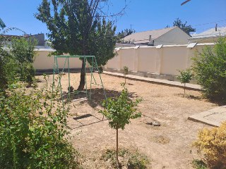 Uy sotiladi, 5,92 sot, 24 metr fasad, g'ishtli, bir qavatli. Hovlida a