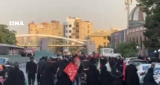 — 🇮🇷 שכונת טהרנפארס, אנשים עוברים ללוויה