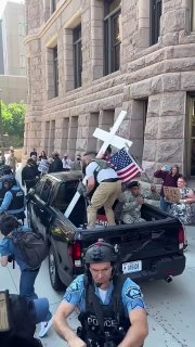 🇺🇸 Jake Lang arrested after chaos outside #Minneapolis City Hall.