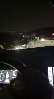 ילדים ומשפחות ישנים ברכבים במחסום הסגור..