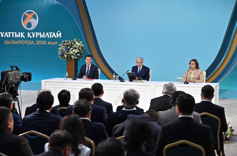 По следам курултая. Что с инфляцией делать будем? 📊Одним из главных месседжей в выступлении президента Токаева на вчерашнем Национальном курултае в Кызылорде было напоминание, что главная цель — “не сбавлять темпы качественного экономического роста”, для чего идет работа по снижению инфляции, привлечению инвестиций и другие реформы.Сегодня вновь об инфляции и поговорим. Тут правительство собрало заседание по следам курултая, обсуждали, как исполнять поручения президента.И вот что известно по вопросу инфляции (и Налогового кодекса).Отчитались, что кабмин примет “комплекс мер для снижения уровня инфляции до коридора 9–11%”.Для этого, например, перечень социально значимых продовольственных товаров расширили до 31 позиции, а влияние повышения тарифов субъектов естественных монополий будет контролироваться. Повышение ограничат так, чтобы оно позволило достичь целей по инфляции.А что касается Налогового кодекса, то для удобства предпринимателей и эффективного внедрения самого документа создали “Проектный офис”.Он будет единым окном для консультаций и сопровождения. Правительство сообщает, что разъяснительная работа охватила 130 тысяч предпринимателей, и уже “налажен конструктивный диалог для учета мнений и предложений” 🤝Как это можно прокомментировать и к чему такие меры приведут?О ценах мы писали тутРасширение списка социально значимых товаров уже возымело эффект — цены на некоторые продукты с начала года снизились. Над остальными параллельно идет наполнение рынка для стабилизации цен, равно как и наращивание производства.Исключение спекуляций, с одной стороны, и насыщение рынка, с другой, дадут эффект уже в обозримом будущем. Здесь действуют простейшие теоретические законы рынка: чем больше товара есть, тем ниже на него цены. В приложении к реальности это работает так, что цены как минимум не растут. А если еще и производить их внутри страны, то и зарубежную инфляцию мы к себе привозить не будем.Логика простая и эффективная. Важно, чтобы реализация была системной и прозрачной.А что касается Налогового кодекса, то вчера на курултае стало понятно, что его могут дорабатывать. Это действительно не “священное писание”, и в диалоге документ будет улучшаться. Подчеркнем: ничего не делается за закрытыми дверьми, к диалогу готовы все стороны. В этом и секрет успеха 🔍Итог.Подобные меры действительно будут элементом пути к дальнейшему устойчивому и качественному экономическому росту. А он, напоминаем, невозможен без повышения благосостояния казахстанцев.Так что будем следить за ситуацией дальше, читатель.