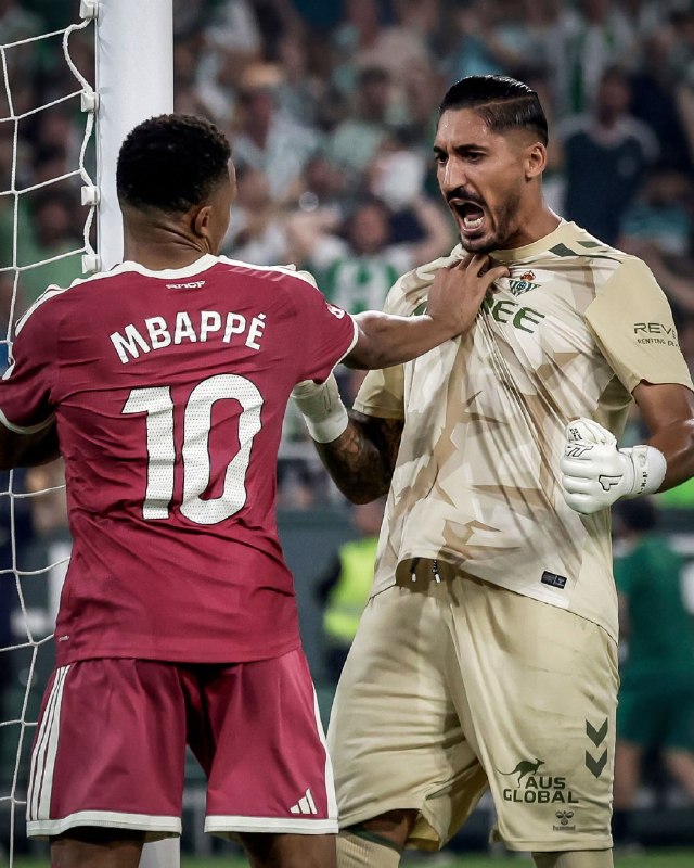 فوتبالی | Footballi.net: 🇪🇸مهار پنالتی امباپه توسط والس و درگیری لفظی دو بازیکن ⚪️ آلوارو والس، دروازه‌بان رئال بتیس، پس از مهار پنالتی کیلیان ام