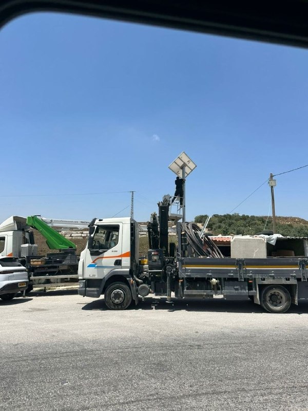 דחוף: צבא הכיבוש נמצא במחסום אל-מורבאא שליד הכפר טל, ומתקין עמודים הנושאים מצלמות מעקב ואנרגיה סולארית.