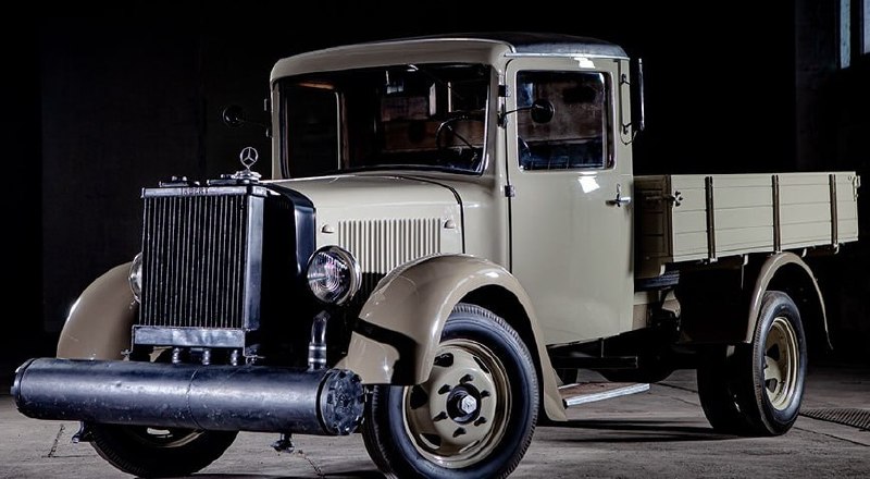 Mercedes-Benz восстановил уникальный грузовик 1937 года, работающий на дровах