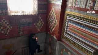 Почти в миллион рублей обошёлся сигаретный артхаусный подъезд в Барнауле, который завирусился в рилсах. Арт-объект создали из 5к раритетных пачек и выкладывали с 2000 года.  Двухэтажка обклеена мозаикой из пустых пачек папирос, в некоторых местах — в два и