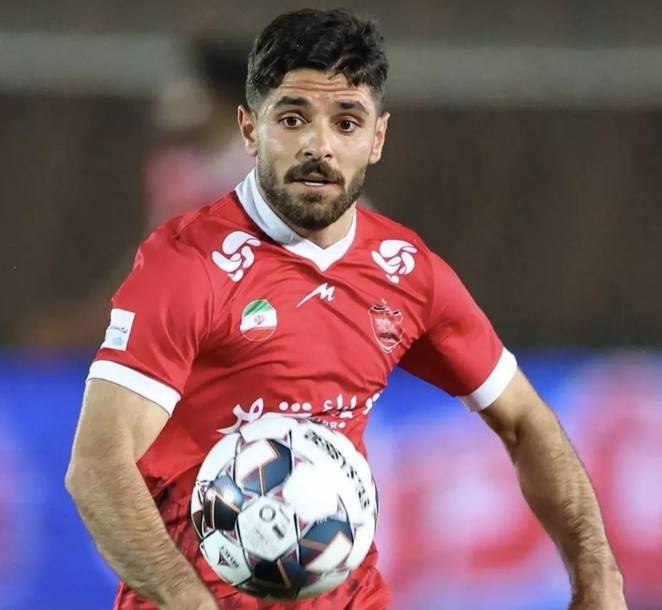 آفساید ۲۲: عمری در پرسپولیس می‌ماند؛🔴لژیونر شدن هافبک پرسپولیس منتفی شد🔵طی روزهای اخیر شایعاتی درباره انتقال محمد عمری به یکی از با