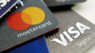 С онлайн-платежами с Visa и Mastercard будут проблемыНСПК сообщает, что в России могут возникнуть сложности при оплате в интернете через карты иностранных платёжных систем, покинувших страну в 2022 году.Из-за перехода на российские сертификаты безопасности