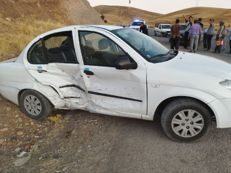 پایگاه خبری دلفان نیوز: ⭕️جاده های مرگ و همچنان تصادف و تصادف غروب امروز چهارشنبه تصادف در پیچ معروف گاوکش۲ خودرو سواری پژو۴۰۵ و خودرو تیبا به و
