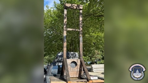 اخبارفوری و مهم: 🔴سفر ۳ هزار کیلومتری با گیوتین؛ بازداشت شهروند معترض آمریکایی در نزدیکی کنگره🔹پلیس کنگره آمریکا مردی ۳۵ ساله اهل کالیفرن
