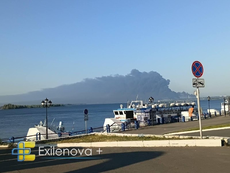 У Росії після атаки дронів палає Саратовський НПЗ — один з найстаріших у країні