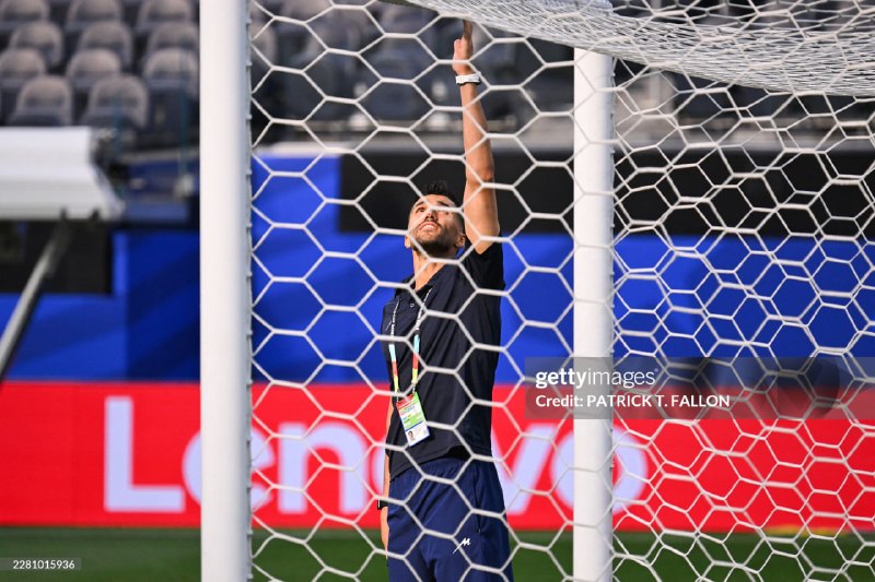 Bad Soccer: 🔵 شنیدهها: باشگاه برق شیراز با ارسال نامهای به استقلال خواهان حق رشد سیدحسین حسینی شده 😂پ.ن: مگه رشد هم داشته؟ @BadSoc