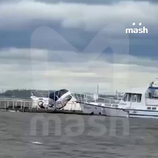 Яхта бывшего волгоградского депутата, осужденного за мошенничество, утонула в реке — политик собирался продать её за 18 миллионов, но не успел. Silverton 35 Motor Yacht, принадлежащая Андрею Анненко, попала в шторм у яхт-клуба "7 футов" — поднялись волны в