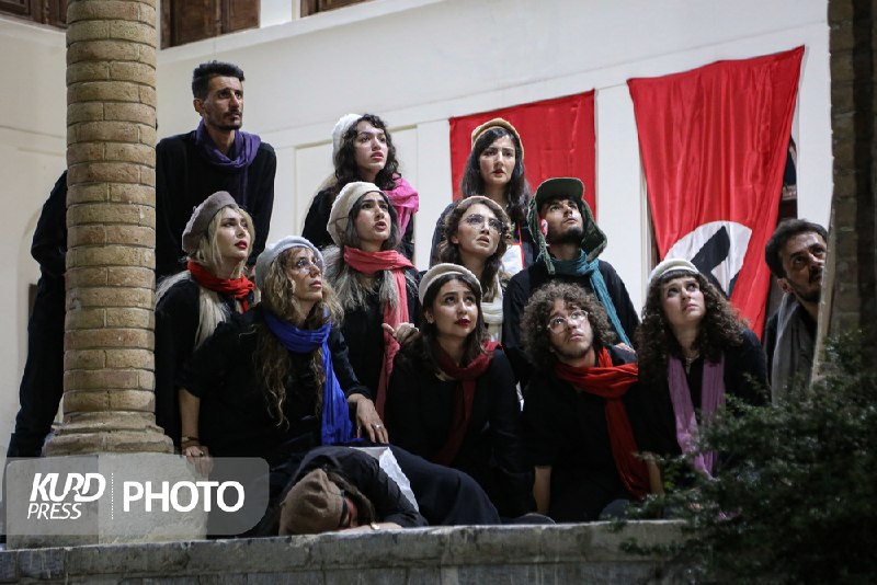KurdPress | کُردپرس: 📰 اجرای نمایش «ترس و نکبت رایش سوم» به کارگردانی قطب‌الدین صادقی📝 سرویس عکس _ نمایش «ترس و نکبت رایش سوم» نوشته برتولت ب