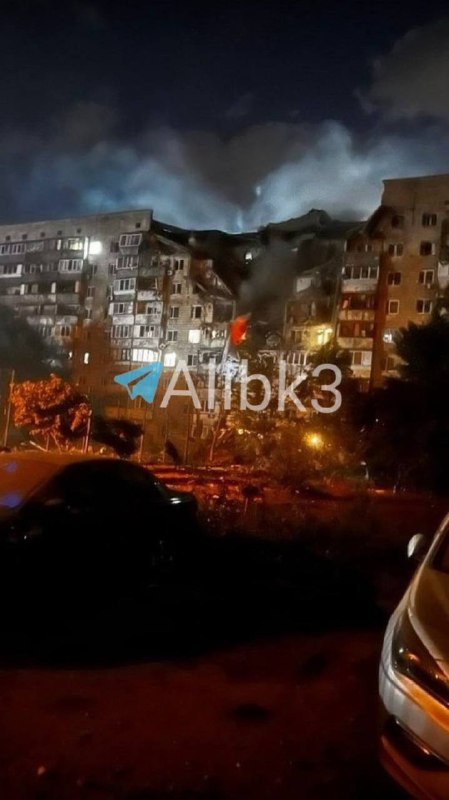 טיל רוסי פוגע בבניין בקייב. על פי הדיווחים הראשוניים, בין הקומה השביעית לתשיעית ישנם אנשים לכודים.