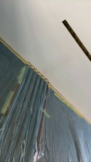 Немного закулисья с ЖК Foriver Сейчас на объекте идёт этап покраски потолков. Когда мы зашли в квартиру и увидели, насколько всё заклеено, были нем... - изображение 3 - немного, всё, это