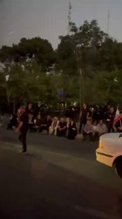 המונים ממתינים לפתיחת שערי המוסלה