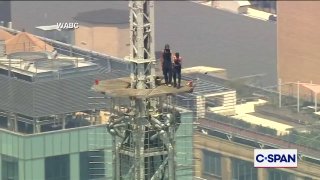 ❗️🇺🇸 Two people have climbed to the top of the Empire State Building in New York City, holding a banner from the skyscraper's antenna reading, "When the power of love beats the love of power, the world knows peace." As of now it's unclear how the pair reached…