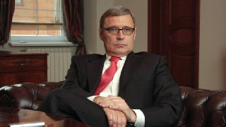 Бывшего премьера России Михаила Касьянова внесли в перечень террористов и экстремистовОб этом говорится на официальном сайте Росфинмониторинга. Также в список внесли главреда «Новой-Европа» Кирилла Мартынова и экономиста Сергея Гуриева.В ноябре 2023 года К