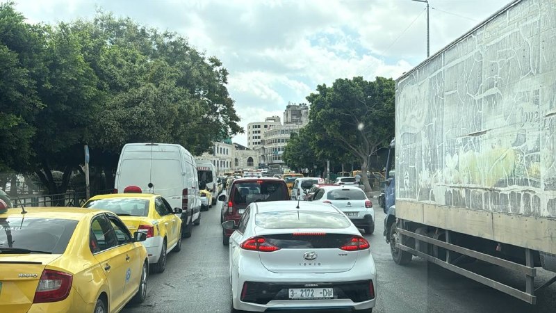 כלי רכב נערמים עקב סגירת רחוב פייסל בשכם בשני הכיוונים.