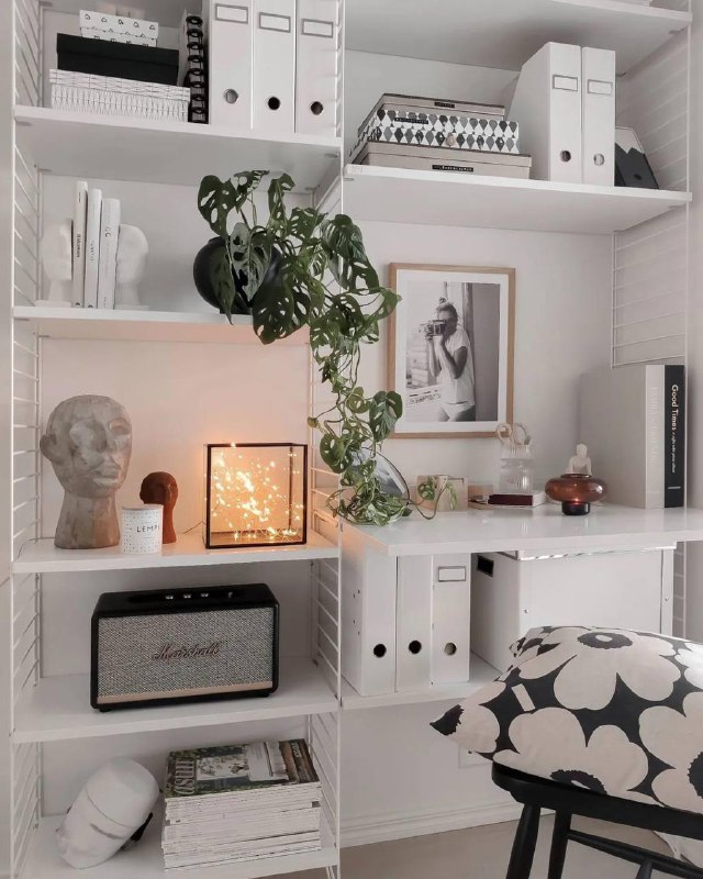 Милые рабочие уголки это не только про стол и стул, а про настроение, в котором ты открываешь ноутбук. Чашка кофе, маленькая лампа, пара любимых де... - изображение 7 - про, telegram, view