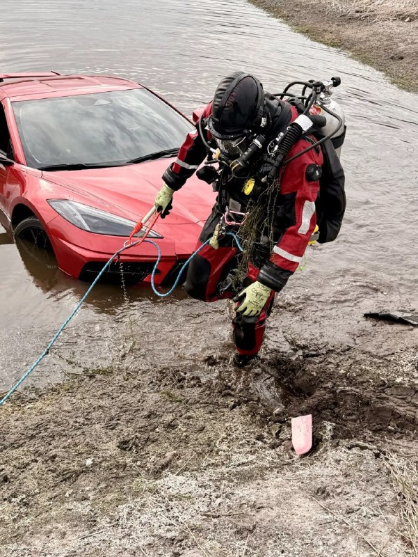 Во Флориде дайвер выловил из пруда Chevrolet Corvette C8 — спорткар неизвестно сколько простоял напо 2
