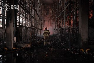 🌐 Массированный удар по Киеву, покушение на производителя БПЛА, жеребьевка перед выборами. Главное за 5 августа — коротко #водномпосте🔹 Российские войска атаковали Киев и область ракетами и дронами. Погибли как минимум 17 человек. 🔹 На создателя дронов «Уп