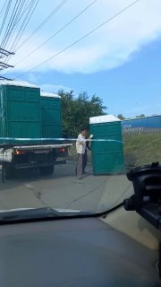 ❌ ⛽️ Вместо тысячи слов о бензиновом кризисе в России:мэр Иркутска  распорядился расставить биотуалеты для водителей, часами стоящих в очередях за бензином. Вот как их выставляют: ВИДЕО. А на городских АЗС там стали ставить заборы: разделять тех, кому нуже