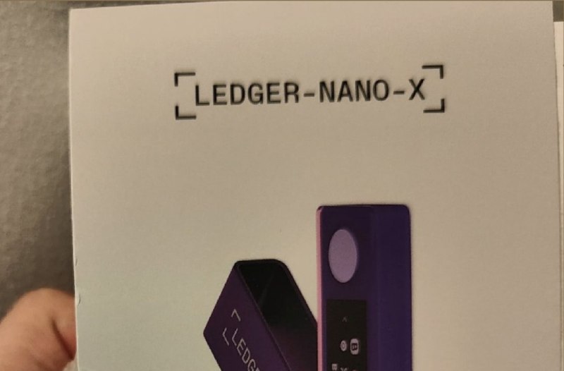 Купил Ledger Nano X🎣 Ранее я писал, что попался на фишинг, а позже, в итогах года, что мой криптоконтейнер браузера был скомпрометирован и физически похищен с ноутбука. В итоге ущерб получился очень чувствительным.Кстати, если бы не это, то ставка Яндекса была бы более реальной, но всё равно не смог бы инвестировать из-за COLA Москвы, что важно.👛 А спасти всё мог вот этот девайс, 