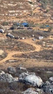 מתנחלים מרחיבים את מאחז ההתנחלות שהוקם על אדמות העיירה אל-מזרעא אל-שרקייה, מול העיירה סינג'יל, מצפון לרמאללה.