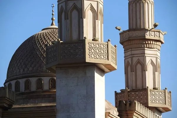 SHIAWAVES اخبار شیعه: تجلی هویت دینی در «میدان شیخ آدم» لستر و الگوی زیست در یک روستای مسلماننشین در قلب انگلستانحفظ هویت دینی و ایجاد زیرساخ