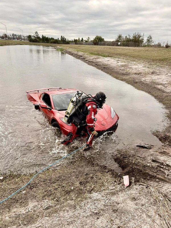 Во Флориде дайвер выловил из пруда Chevrolet Corvette C8 — спорткар неизвестно сколько простоял напо 3