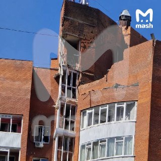 Стёкла вылетели на шести этажах многоквартирного дома в Перми, куда врезался украинский дрон.Всего в многоэтажке 4 подъезда и 17 этажей — от удара частично разрушена кирпичная кладка и выбиты окна с 11 по 17 этаж. Предварительно, всех жильцов эвакуировали,