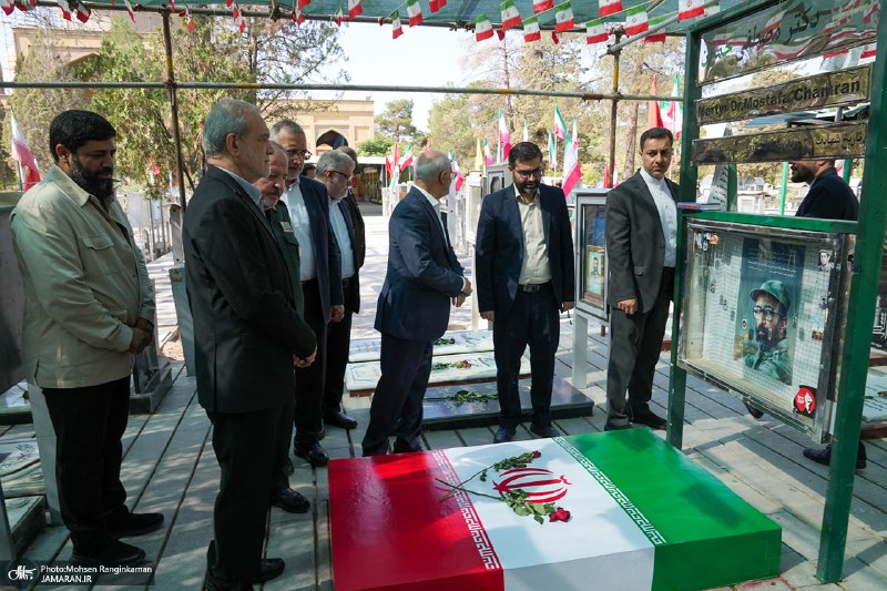 جماران: 📷 تجدید میثاق رئیس‌جمهور و اعضای دولت با آرمان‌های حضرت امام خمینی 🔹به گزارش جماران، رئیس جمهور و اعضای دولت، در آغازین 