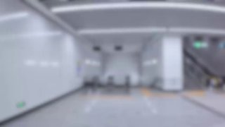 #通行线·轨交#【深藏在CBD新星之下的快线车站，有着怎样的玄机？】福州滨海快线的脚步离我们越来越近了，今天通通的「一镜到底」视频，带大家走进位于福州新区的滨海中央商务区站。顾名思义，本站位于建设中的滨海中央商务区附近，为滨海快线与在建中的6号线东延段的换乘车站，亦是福州地铁在新区范围内设置的首个换乘站。七个字的中文站名，也成功摘得「福州地铁最长中文站名」桂冠。不过，站名的英文则是使用了“Binhai CBD”的简称，整体看下来会有一种中英文视觉比例严重“失衡”的感觉。该站亦是滨海快线的特色站点之一，车站以