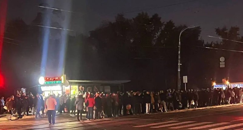 התמוטטות התחבורה בקייב: מאות אנשים תקועים בתחנות אוטובוס לאחר שניזוק הגשר הדרומי. תורי ענק נוצרו בתחנת הרכב…