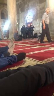 עקבו אחרי סאפא| כוחות ישראל מסתערים על אולם התפילה באב אל-רחמה בתוך מסגד אל-אקצא המבורך במהלך תפילת יום השישי