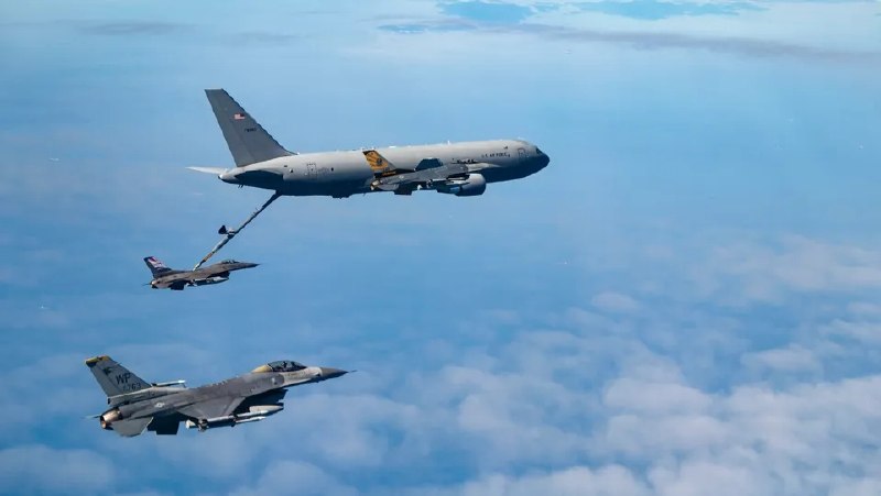 🔴 כעת טייסת גדולה של מטוסי קרב אמריקאים F-16 יחד עם ארבעה מטוסי מיכלית דלק.