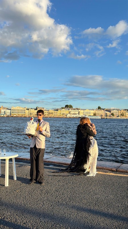 Саша Мадемуазель, Вита Клац, Глаша Гурьянова, Маша Туева: рассказываем и показываем в материале Собака.ru, кто (и как!) работал над свадебной каверстори Марии МиногаровойВот это дримтим! Брайдалкор-обложка октябрьского номера Собака.ru и свадебная каверстори Марии Миногаровой и Александра Горчилина (с конем, лебедем, панк-свитой и тамадой мечты!) сделана руками и глазами талантливых (и любимых!). Знакомьтесь, если не знакомы!Саша Мадемуазель, фотограф: 