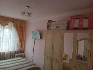 Aloqa mahallasida 1-podezd, 3-etajda uy sotiladi