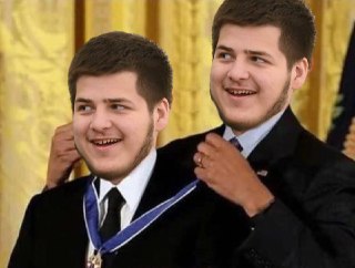 Старший сын Кадырова стал Героем Чечни.  20-летний Ахмат Кадыров награждён званием «Нохчийн Пачхьалкхан Къонах» — Героя Чеченской Республики. Об этом сообщил в телеге председатель правительства региона Магомед Даудов.  За 20 лет сын Кадырова успел поработа