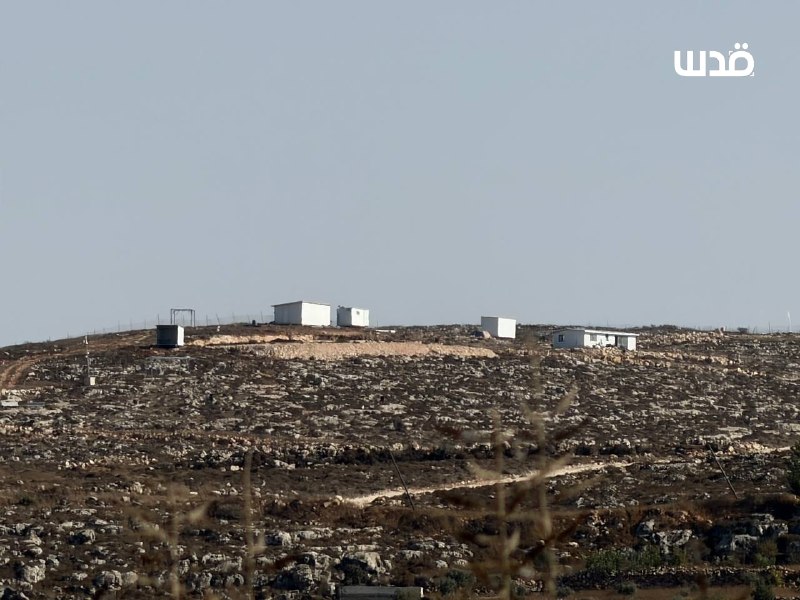 מתנחלים מתקינים בתים ניידים חדשים בכניסה המזרחית לעיירה קוסרה, דרומית מזרחית לשכם.