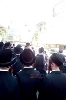 המון הקיף צוות מס הכנסה בבני ברק; חולץ על ידי המשטרה