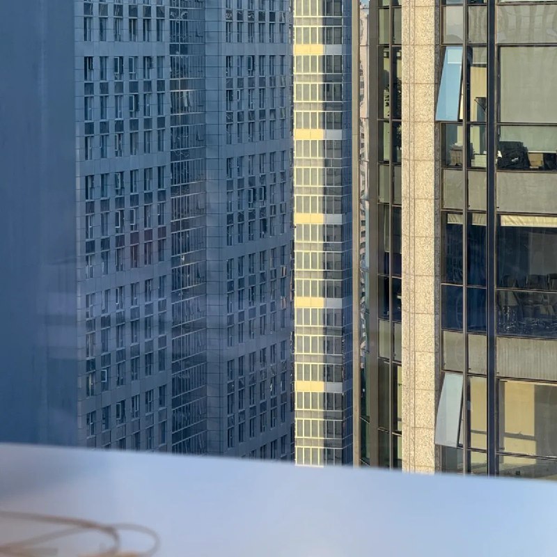 2025W34~高楼林立周五上班时，瞥了一眼窗外，看到如下场景，联想到很多电影中拍的高楼林立的空镜，既摩登又压抑