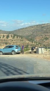 נוכחות של מתנחלים בכביש עין קיניה ממערב לעיר רמאללה.