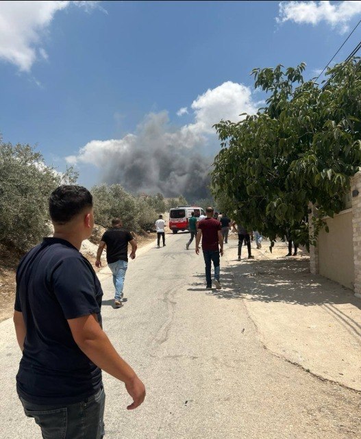 צוותי הסהר האדום מסיעים פצוע במהלך תקיפת מתנחלים בכפר פראטה, מזרחית לקלקיליה.