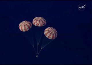 Миссия "Артемида-2" повторила легендарную фотографию "Восход Земли" Уильяма Элисона Андерса, снятую на космическом корабле "Аполлон-8" в 1968 году.   красивое!  ❗ Не грузятся фото и видео? Читайте нас в MAX.