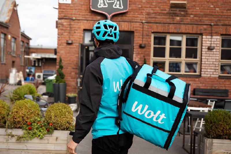 🚴‍♂️ Wolt уходит из Узбекистана. Но остается у насИзвестный сервис по доставке еды и товаров Wolt прекращает работу в Узбекистане. Уже 5 марта 2026 года оформить новые заказы будет невозможно, о чем компания сообщила в своем приложении местным пользователям. Рынок остался без сильного технологического игрока, который проработал на нем всего два года. Что могло пойти не так?Вернемся немного назад по хронологии. Сам сервис появился в Финляндии в 2014 году, и спустя лет - в 2019 году - начал выход в страны Центральной Азии, где первым стал Казахстан. В соседний Узбекистан же Wolt пришел в октябре 2024 года.Так почему же сервис всего спустя менее чем два года из Узбекистана сервис ушел, а из Казахстана - нет? Причин может быть много, но мы попытаемся найти главные.📌 В качестве публичной причины было объявлено, что материнская компания решила пересмотреть свой международный бизнес и закрыть направления, где не видит долгосрочных перспектив по лидерству и прибыльности.Отсутствие перспектив выглядит довольно странным, учитывая что уже к апрелю 2025 года, за полгода, доставка охватила весь Ташкент и даже пошло расширение на Самарканд. Число подключенных магазинов и ресторанов исчислялось сотнями. Но этого не хватило.📊 Начать нужно с того, что вопреки всем восхищениям в социальных сетях, потребительский рынок Узбекистана не так уж велик. Возьмем прямой расчет: да, населения там больше, чем в Казахстане, но объем экономики в два раза меньше (около 320 млрд долларов против менее 160 млрд). Соответственно, и благосостояние каждого гражданина значительно уступает: 15+ тысяч долларов на человека в Казахстане против 4,1 тысячи в Узбекистане.Где легче работать технологичному бизнесу? Конечно, там где есть спрос - не на бумаге, а в реальности.⚔️ Второй важный момент происходит вновь из незначительных объемов рынка. Wolt-у было просто тесно: там работают и Яндекс.Еда, и локальный игрок Uzum Tezkor. С ними можно было долго бороться бесконечными “субсидиями” для курьеров или ресторанов, но ради чего? Пока что рынок, хотя и растет, но довольно умеренно в абсолютных величинах.🧩 И третий момент, который мы намеренно ставим в конец рассуждений. Среди официальных причин ухода было названо еще и “несоответствие текущих экономических условий внутренним стандартам устойчивого развития бизнеса, невозможность поддерживать качество услуг на высоком уровне”. Компания просто признает то, что увидела за полтора года - экономика в Узбекистане не та, чтобы вести бизнес так же эффективно, как это можно делать в Европе, скажем. Показательно. Не знаем, что можно добавить для наглядности.У нас же, тем временем, благодаря большой экономике работают и международные игроки, и локальных большое число. Через такие вещи уровень экономического развития тоже можно сравнения проводить, к слову. Имейте ввиду.
