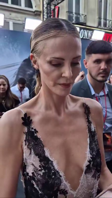 Выход Шарлиз Терон на премьере фильма «Одиссей» всерьез встревожил поклонников.
